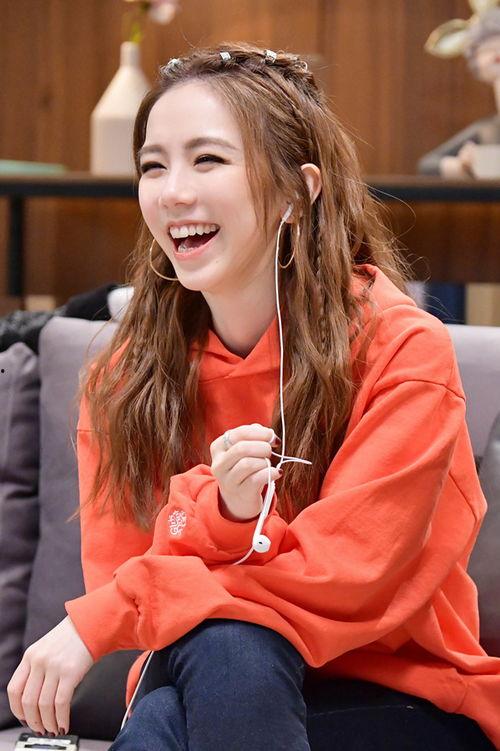 娛樂吃瓜小妹鄧紫棋,娛樂界的吃瓜小妹，揭秘娛樂圈背后的故事