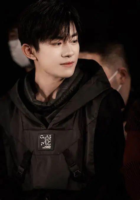 易烊千璽吃瓜娛樂(lè)視頻大全,娛樂(lè)視頻大揭秘