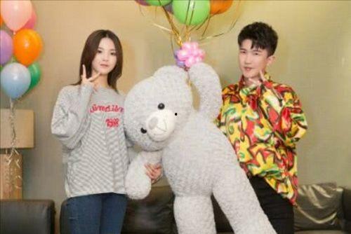 娛樂吃瓜背景圖高清,高清背景圖下的吃瓜盛宴